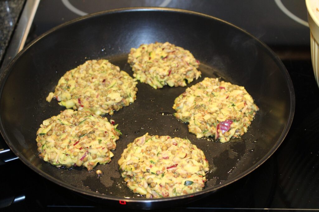 Frikadeller med grønne linser og squash