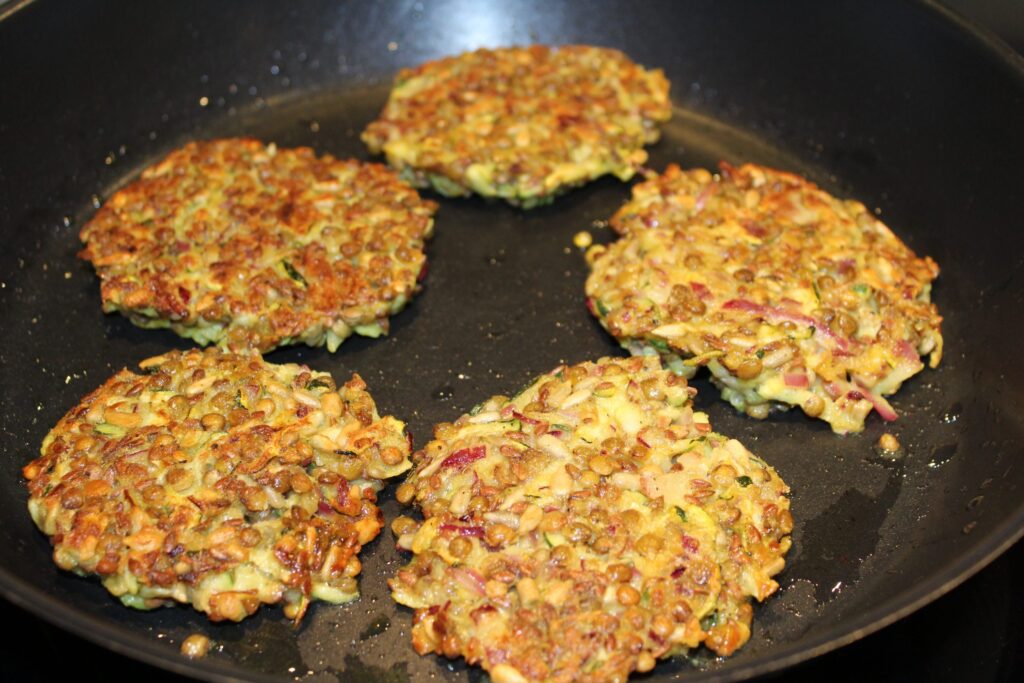 Frikadeller med grønne linser og squash