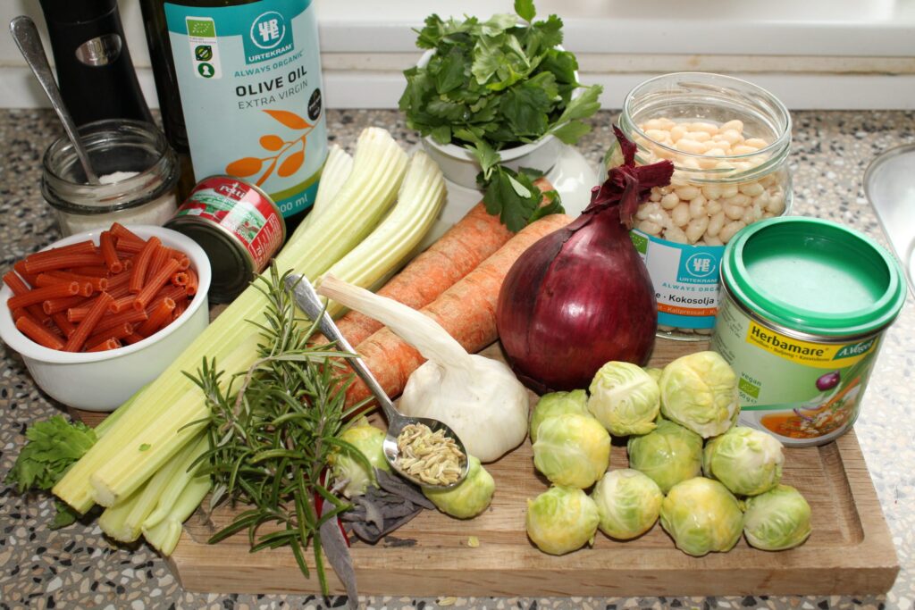 Minestrone med bladselleri og rosenkå