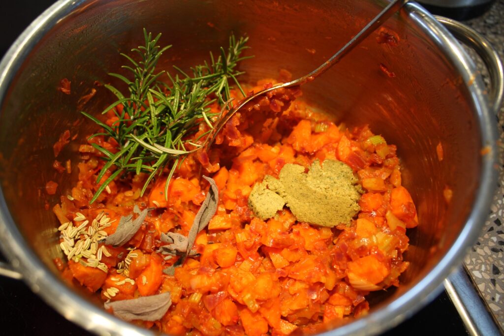 Minestrone med bladselleri og rosenkå