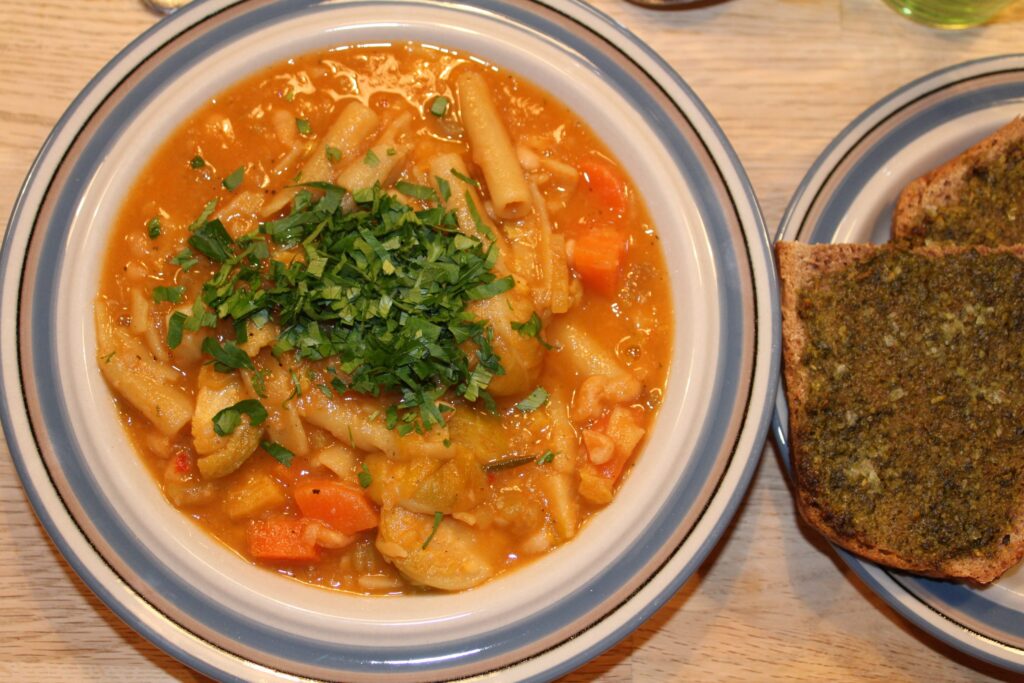 Minestrone med bladselleri og rosenkå
