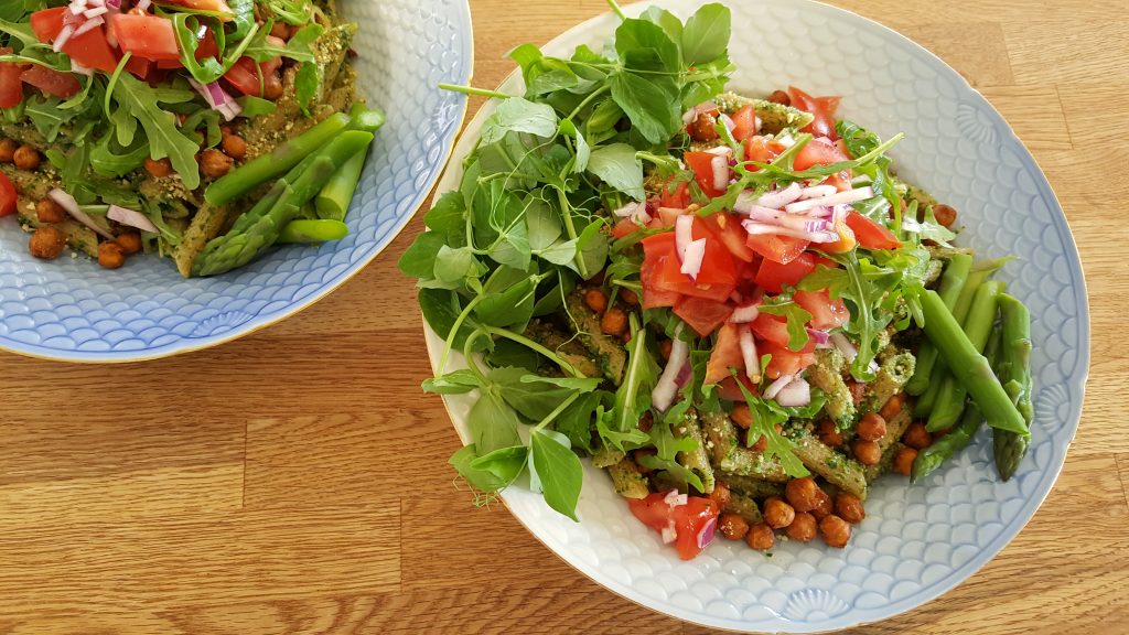 pasta i persillepesto med tomat-rucolasalat