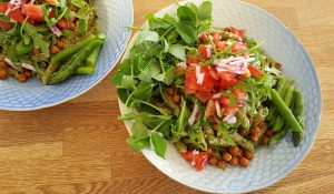 Pasta i persillepesto med tomat-rucolasalat