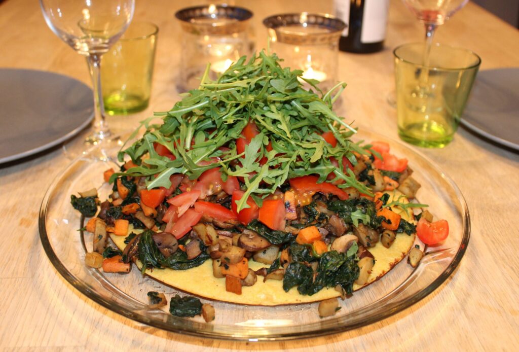 Socca med fyld af jordskokker, svampe og spinat