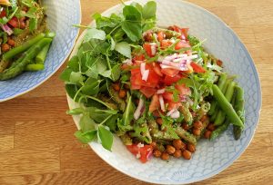 Pasta i persillepesto med tomat-rucolasalat