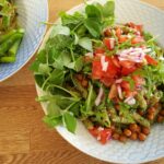 Pasta i persillepesto med tomat-rucolasalat