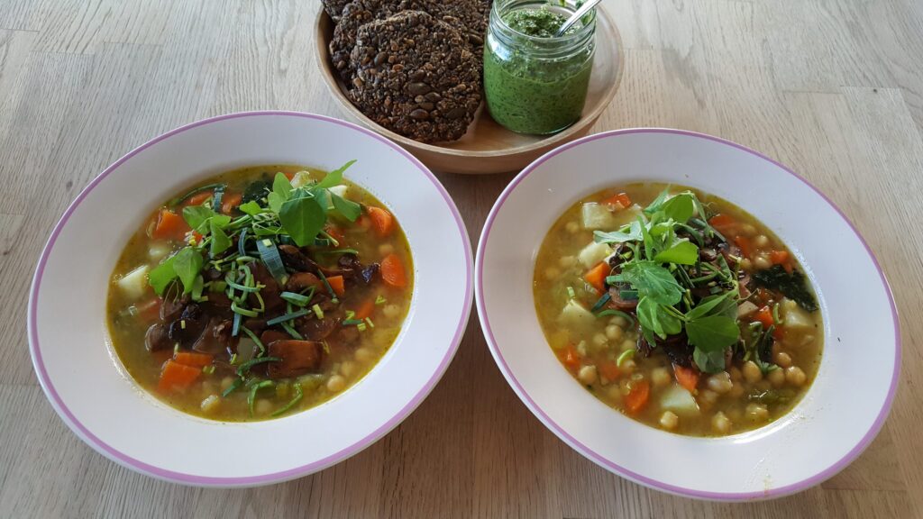 Kikærte-sellerisuppe med svampetopping