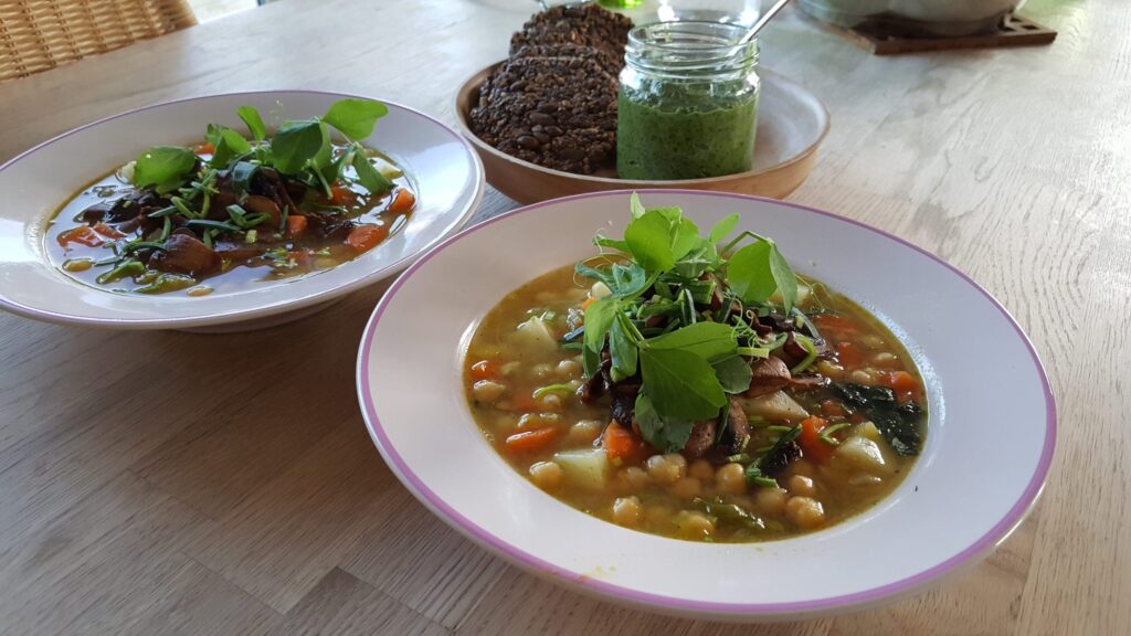 Kikærte-sellerisuppe med svampetopping