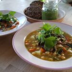 Kikærte-sellerisuppe med svampetopping