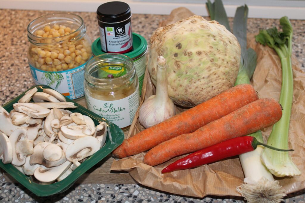 Kikærte-sellerisuppe med svampetopping