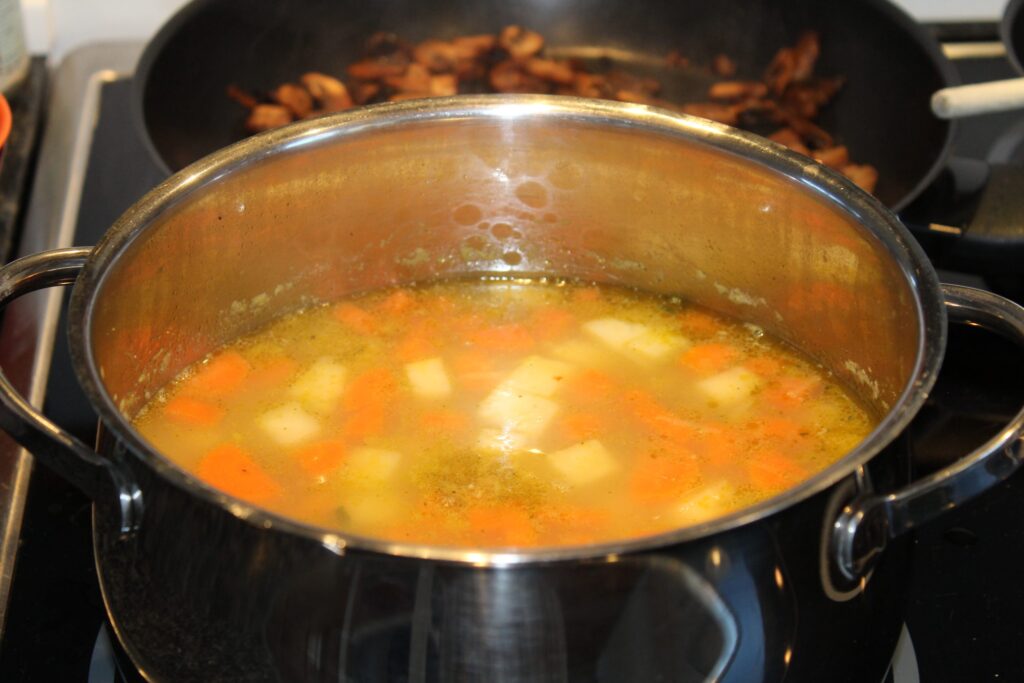 Kikærte-sellerisuppe med svampetopping