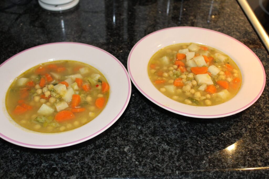 Kikærte-sellerisuppe med svampetopping