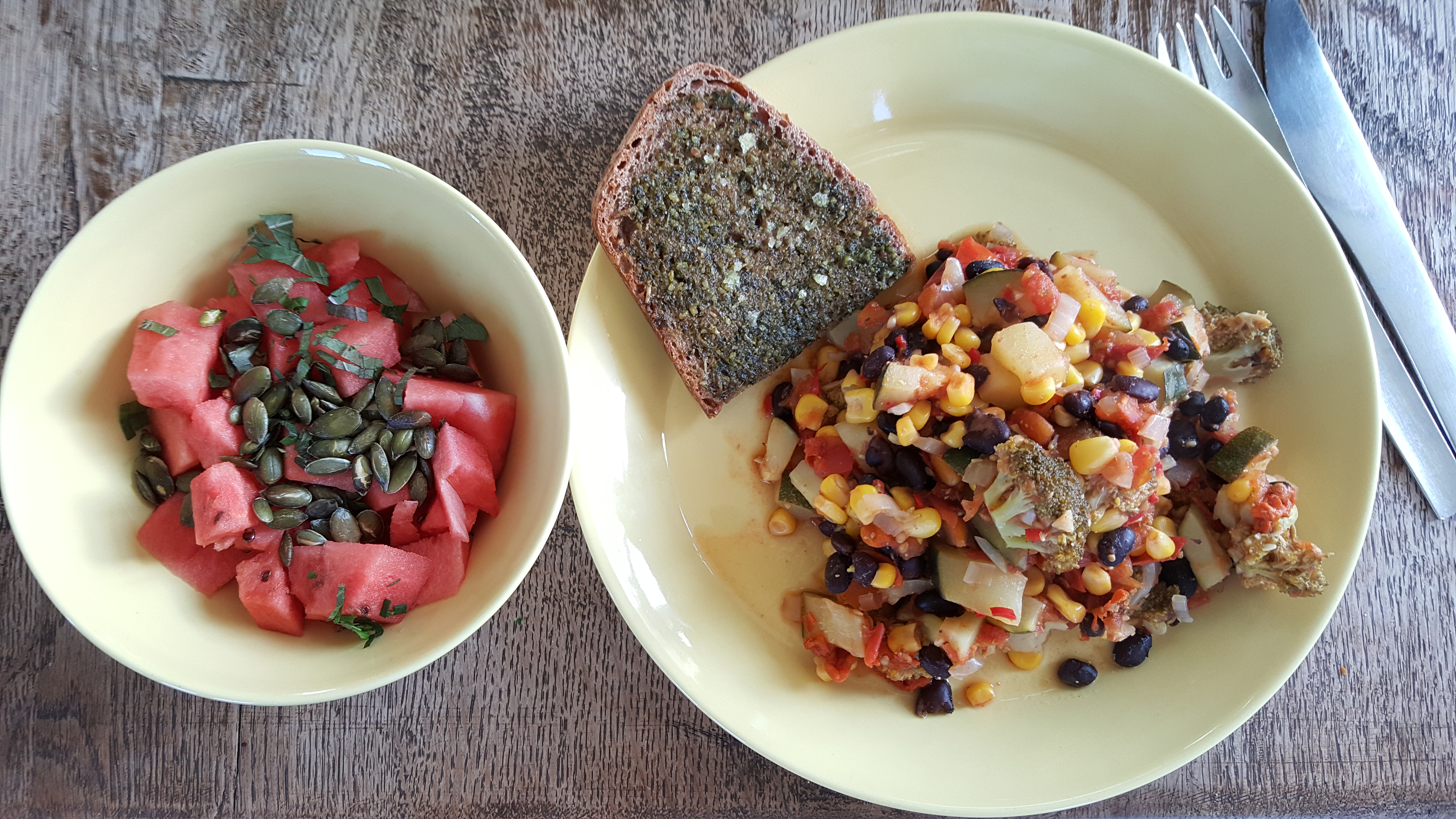 Chili goji gryde, ovnristet brød og vandmelonssalat