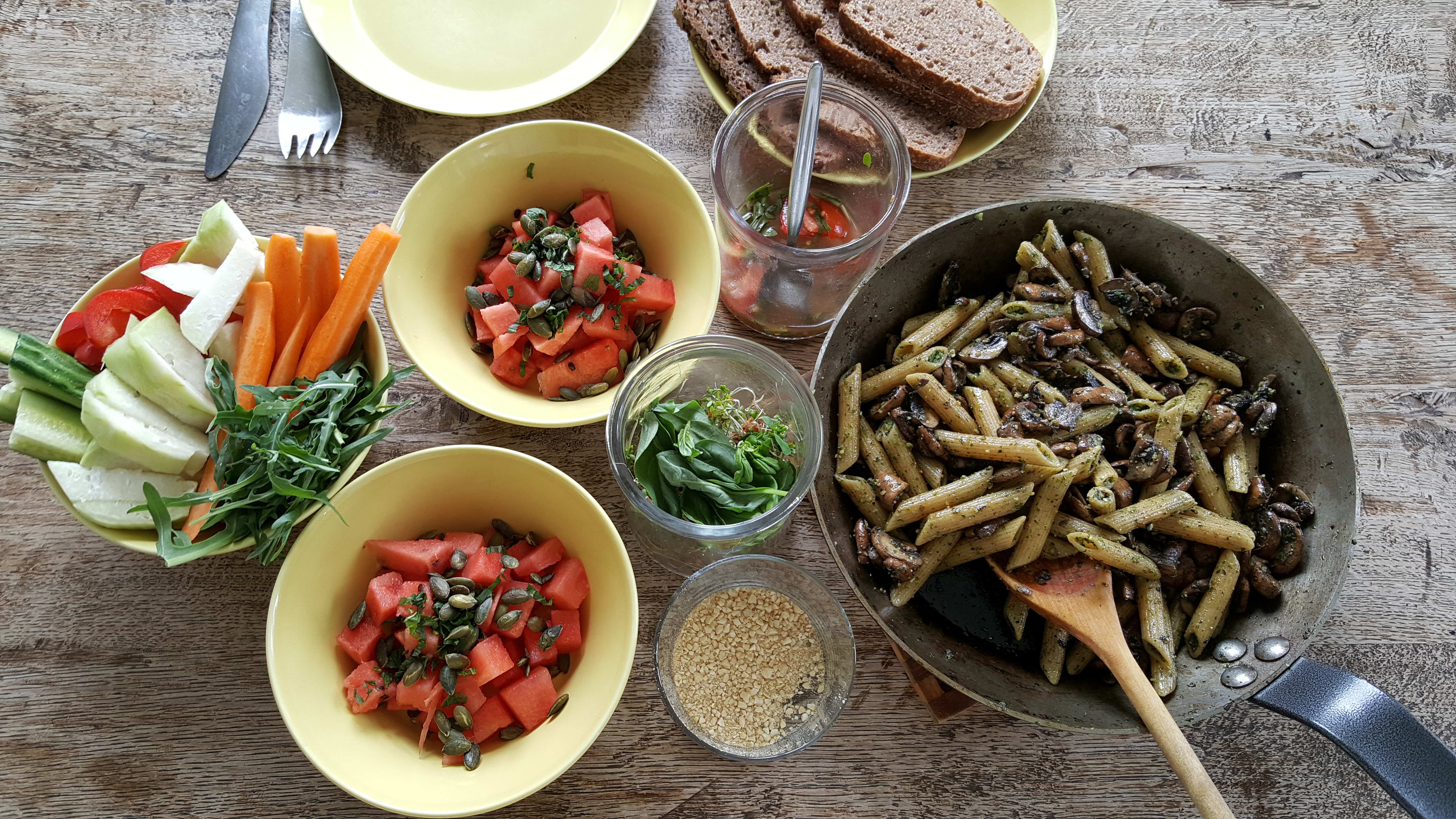 Frokost med svampe og pasta i pesto, vandmelonssalat og fingergrønt