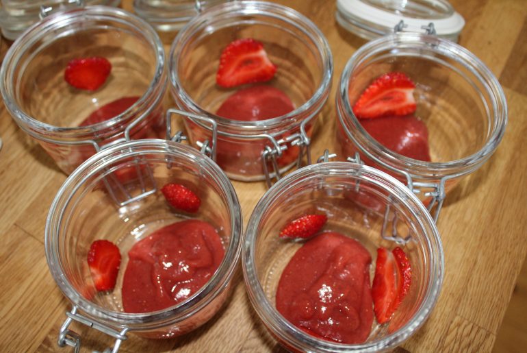 chiaparfait med jordbær-rabarberkompot