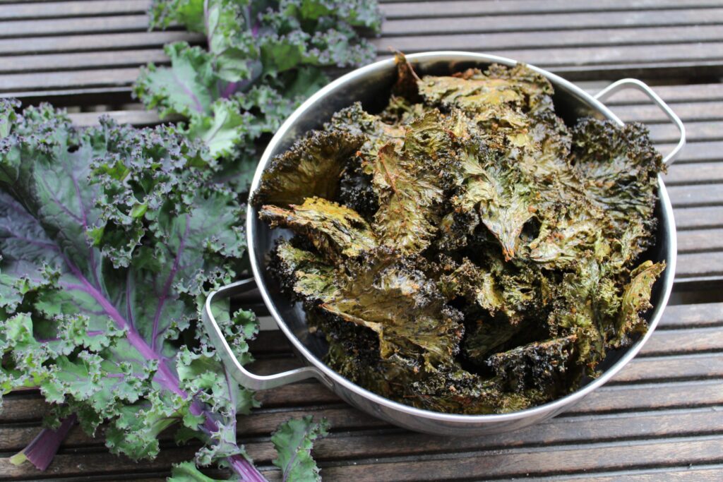 Grønkålschips med gærflager og røget paprika