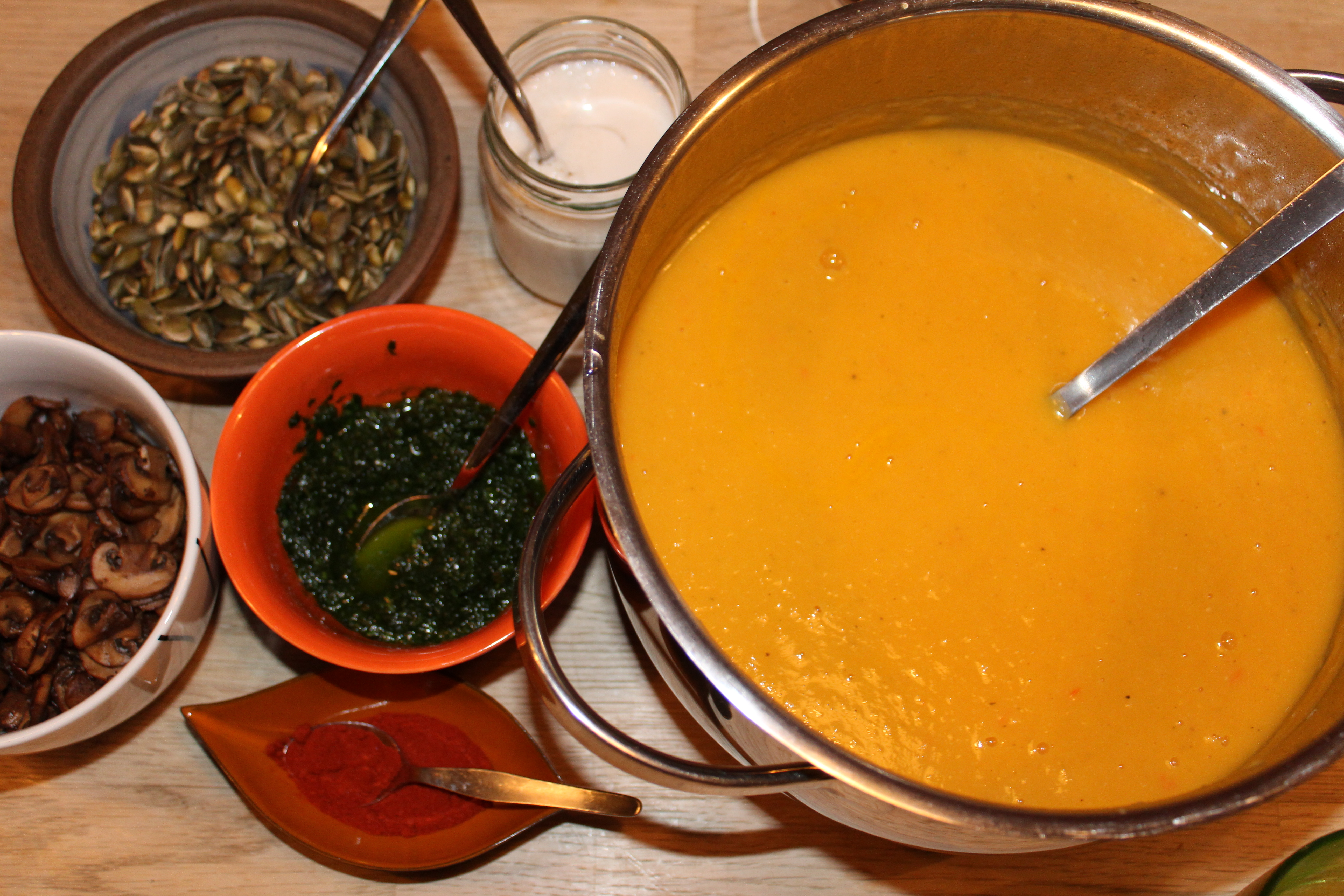 gulerod-chili-suppe med umamidrys