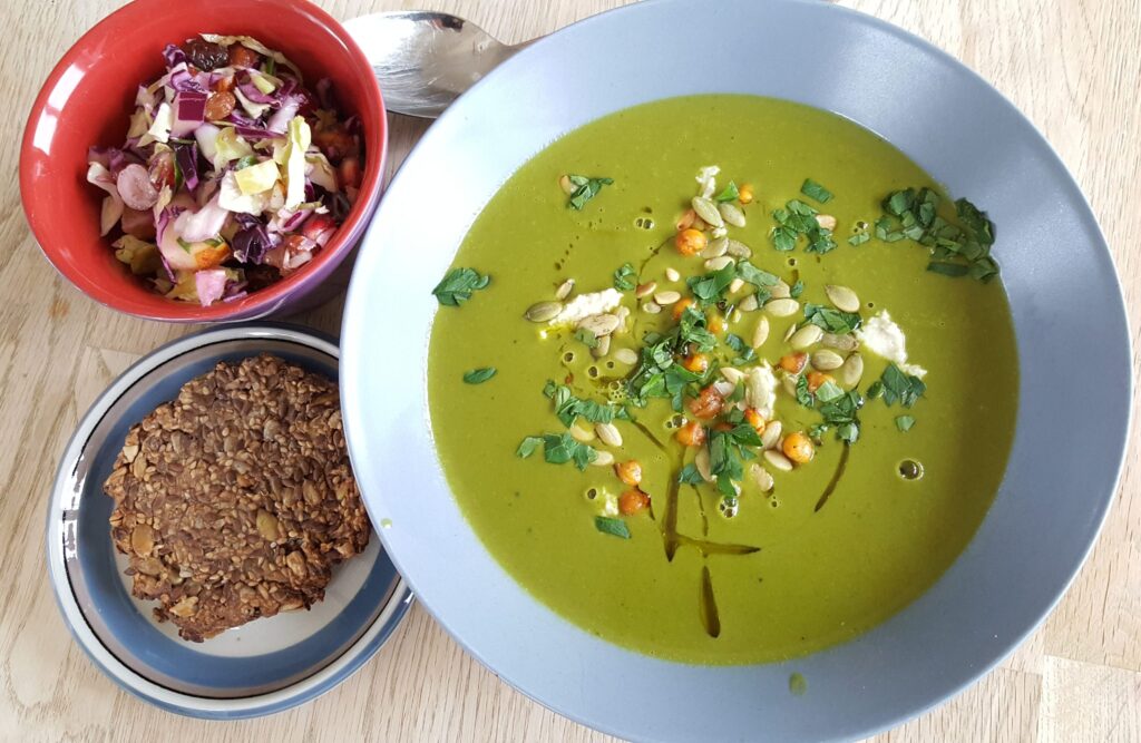Grønkål-ærtesuppe med kokos og cashewcreme
