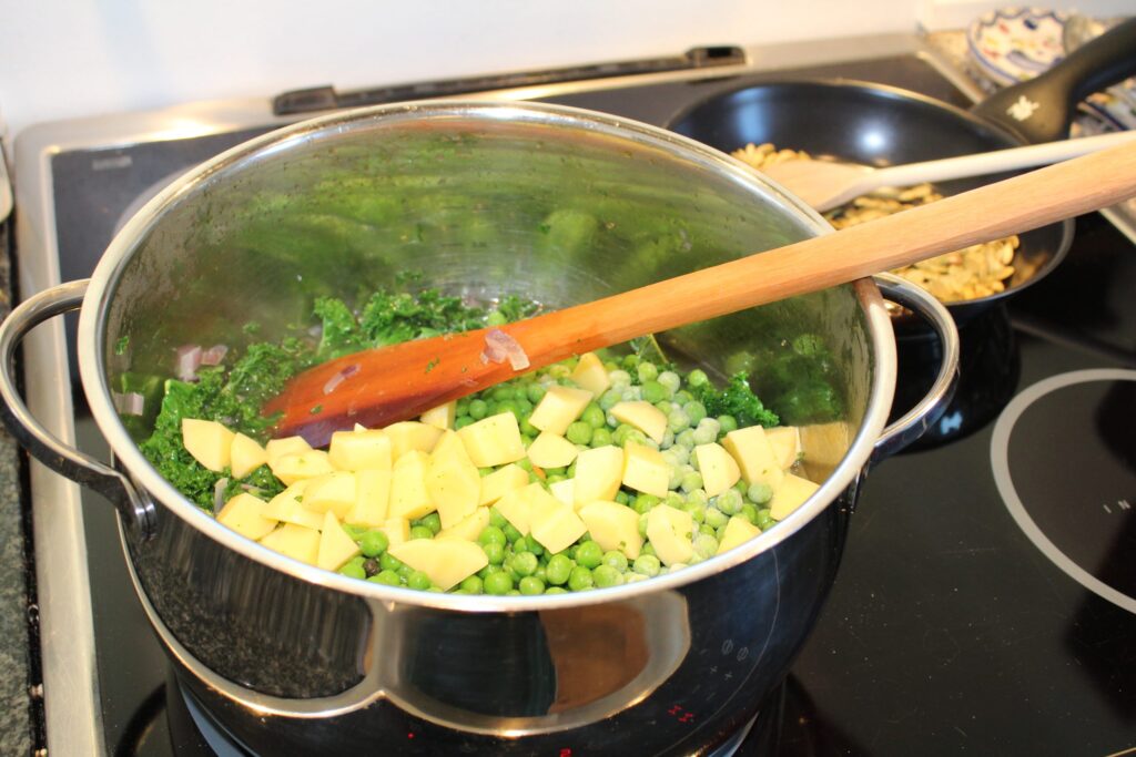 Grønkål-ærtesuppe