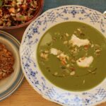 Grønkålssuppe serveret med kernebrød og kålsalat