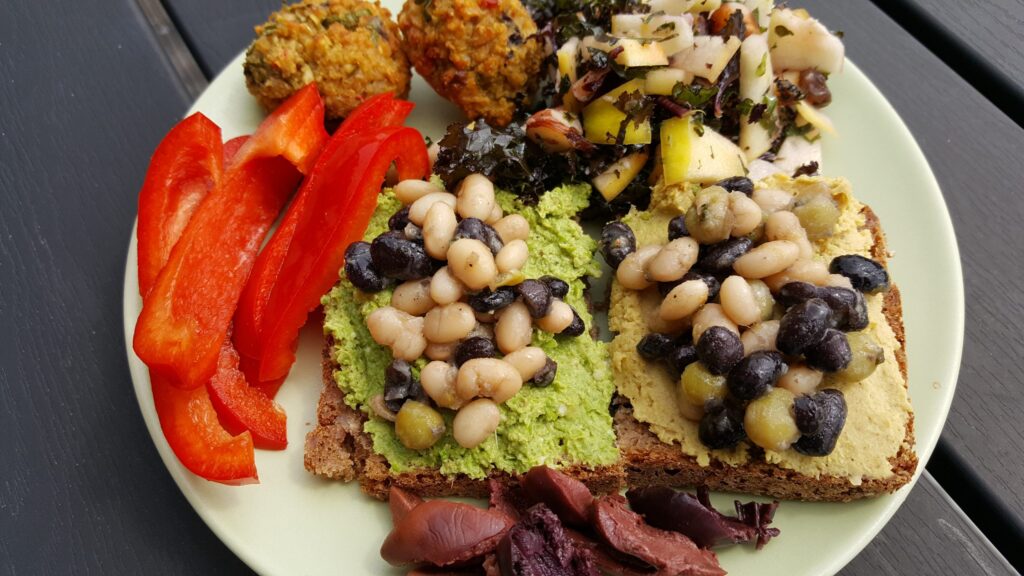 Rugbrød med smørepålæg og marinerede bønner