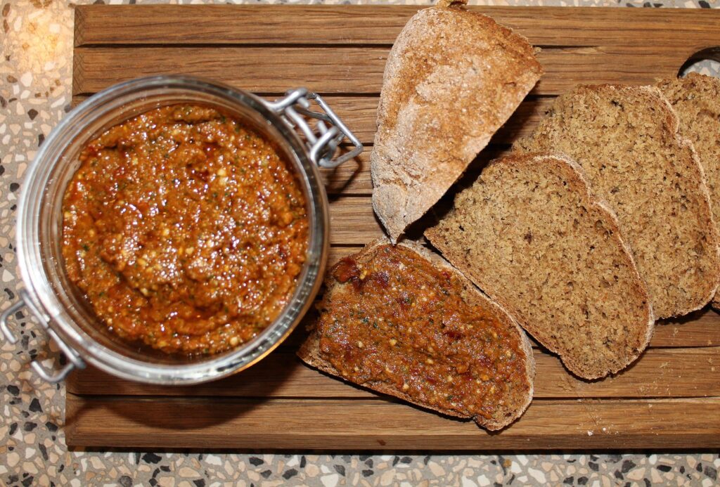 Pesto med soltørrede tomater og basilikum