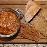 Pesto med soltørrede tomater og basilikum