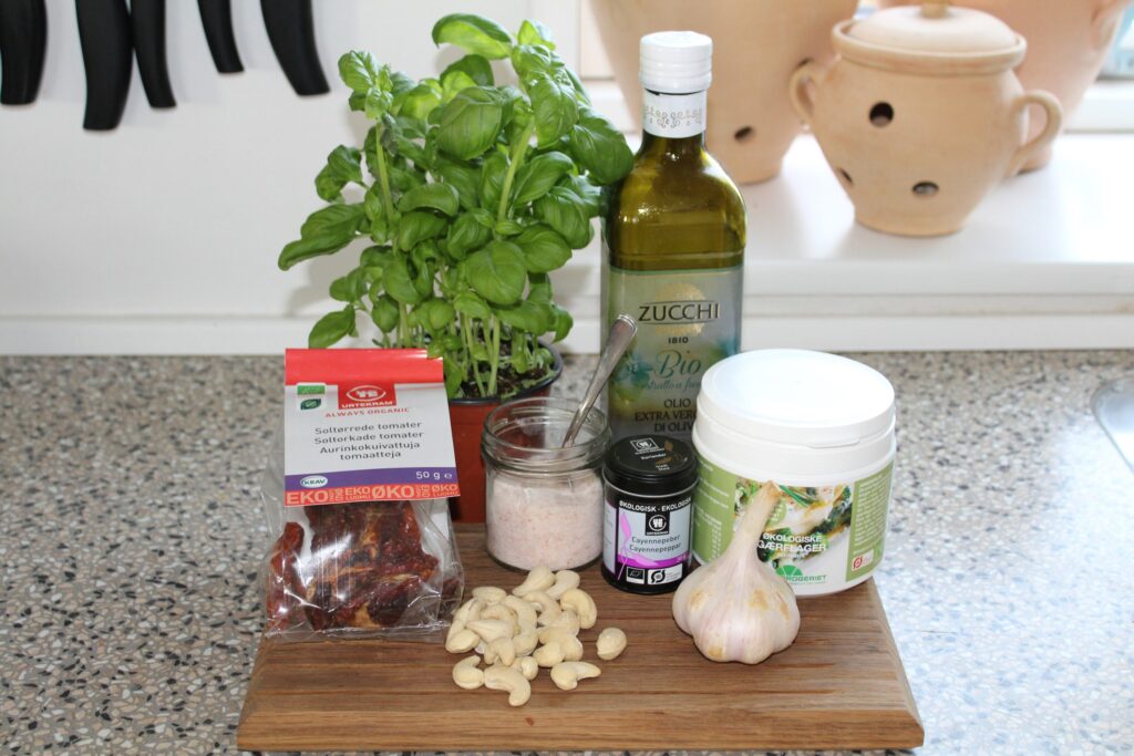 Pesto med soltørrede tomater og basilikum