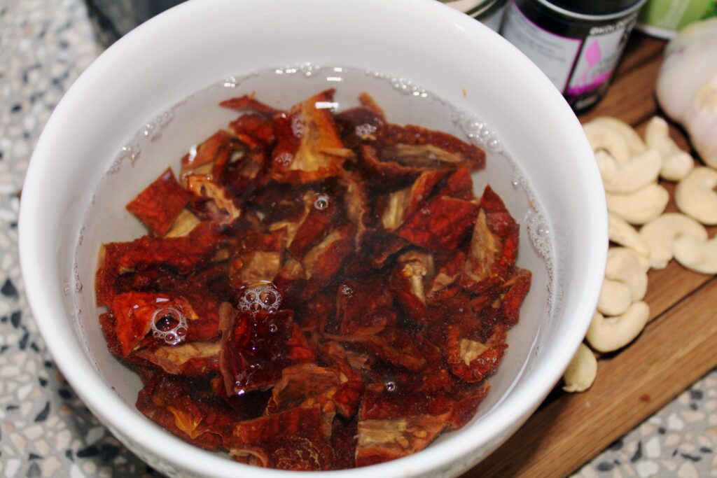 Pesto med soltørrede tomater og basilikum