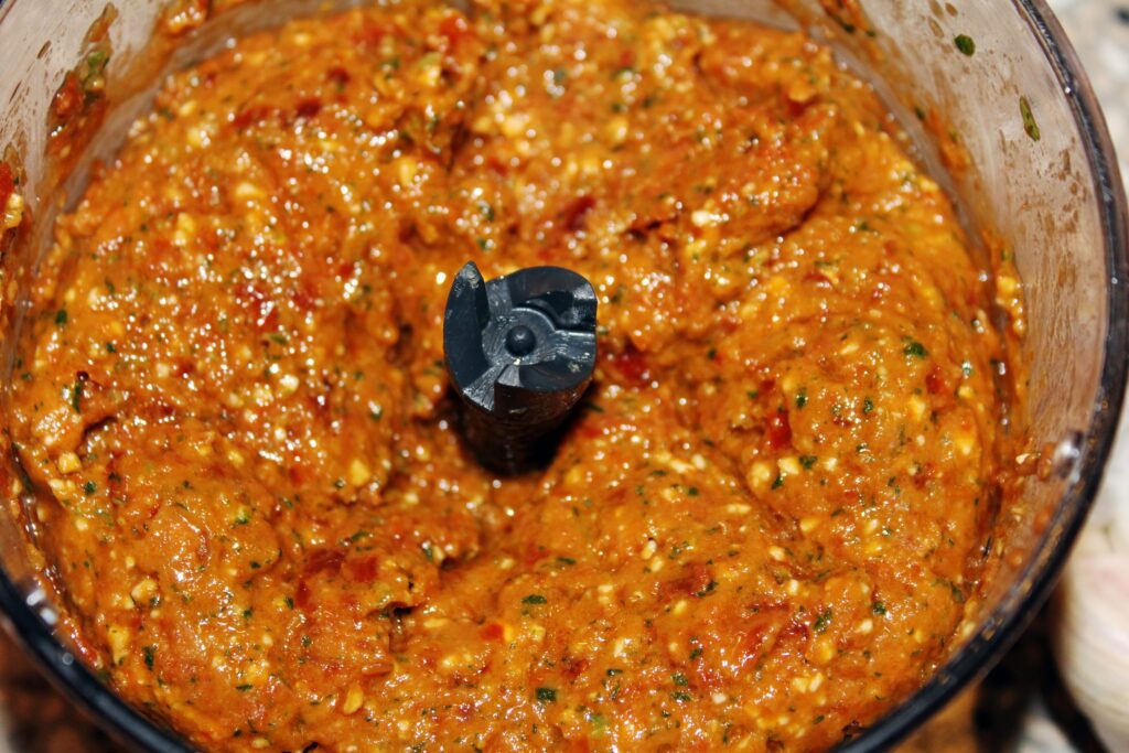 Pesto med soltørrede tomater og basilikum