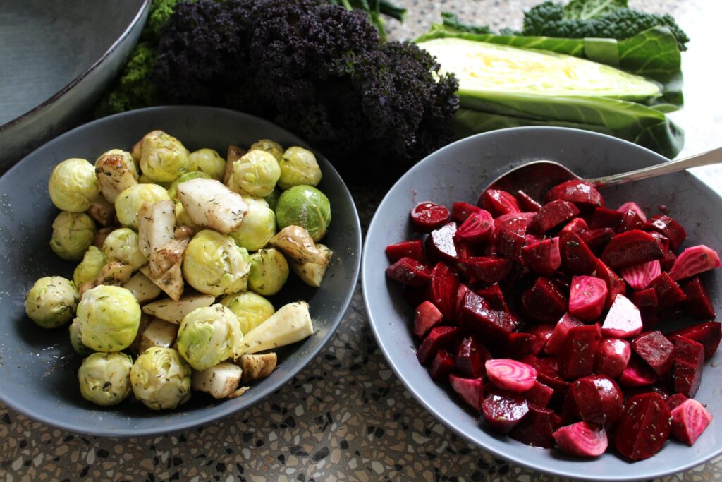 Kålsalat med bagte rodfrugter