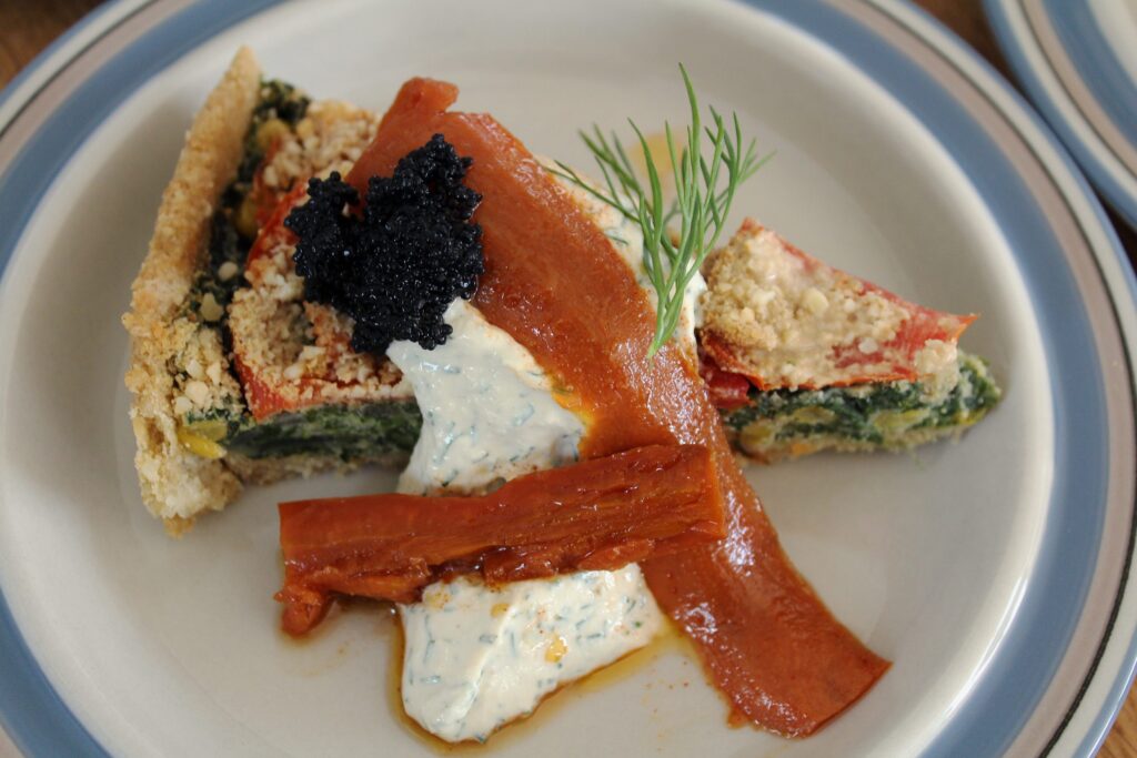 Spinattærte med dildcreme og røget læx