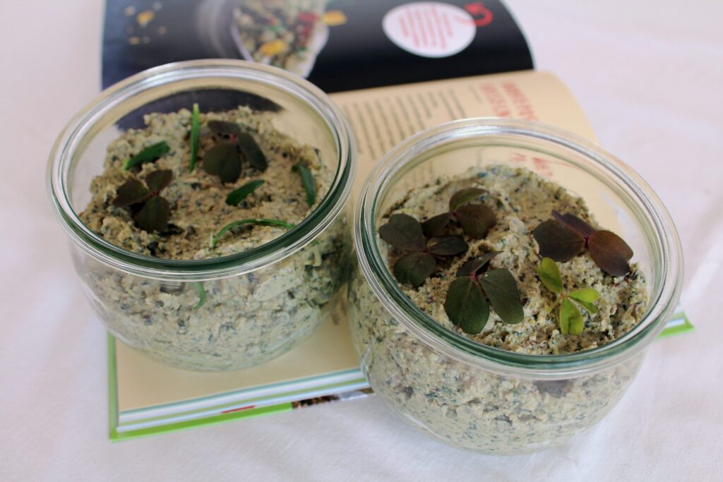 Smørepålæg med grønkål og hasselnødder