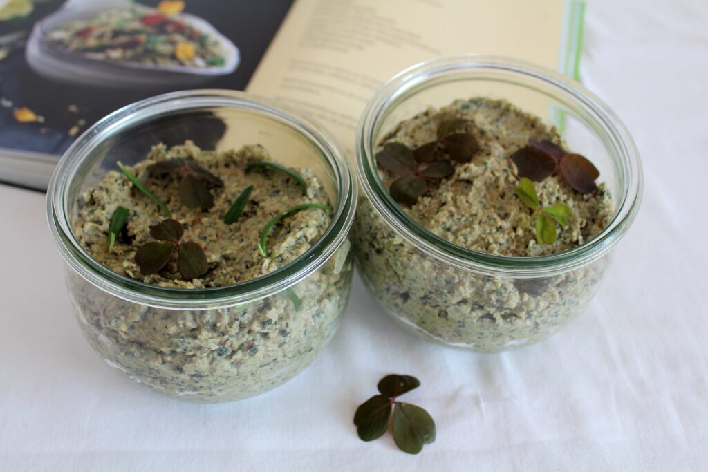 Smørepostej med grønkål og hasselnødder