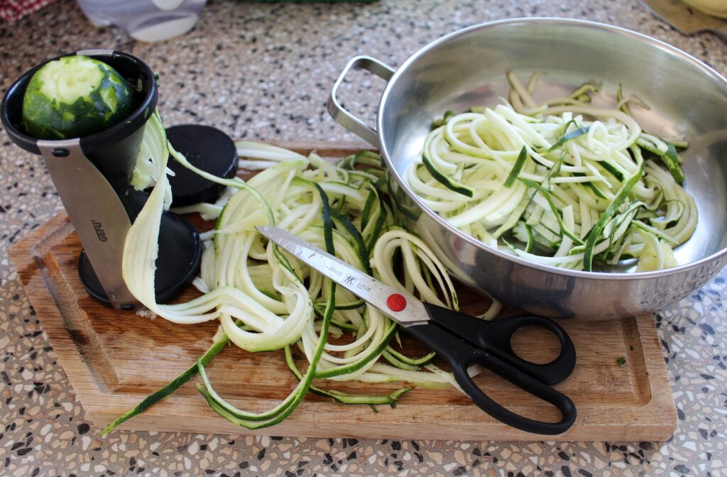 Tærte med spinat-svampefyld og squashspaghetti
