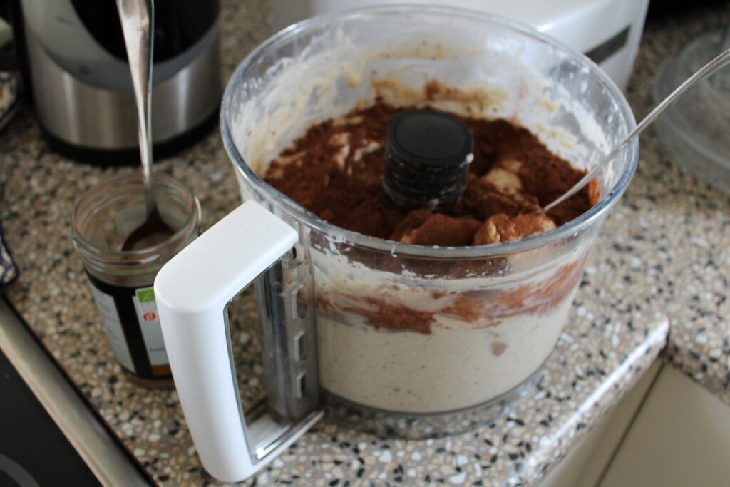 Bananis med peanutbutter og kakao