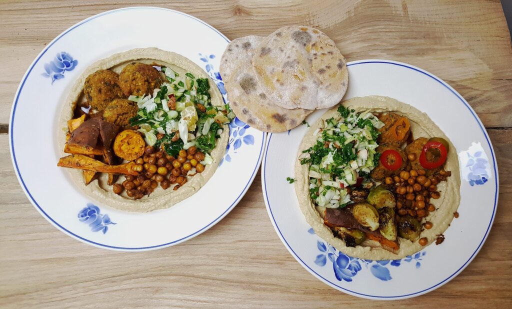 Hummustallerken med bagte søde kartofler, falafler, ristede kikærter og kålsalat