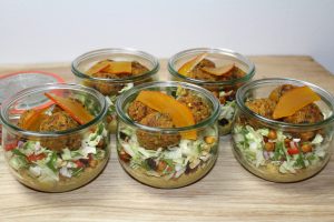 Salatglas med hummus, kålsalat, falafler og syltede hokkaido