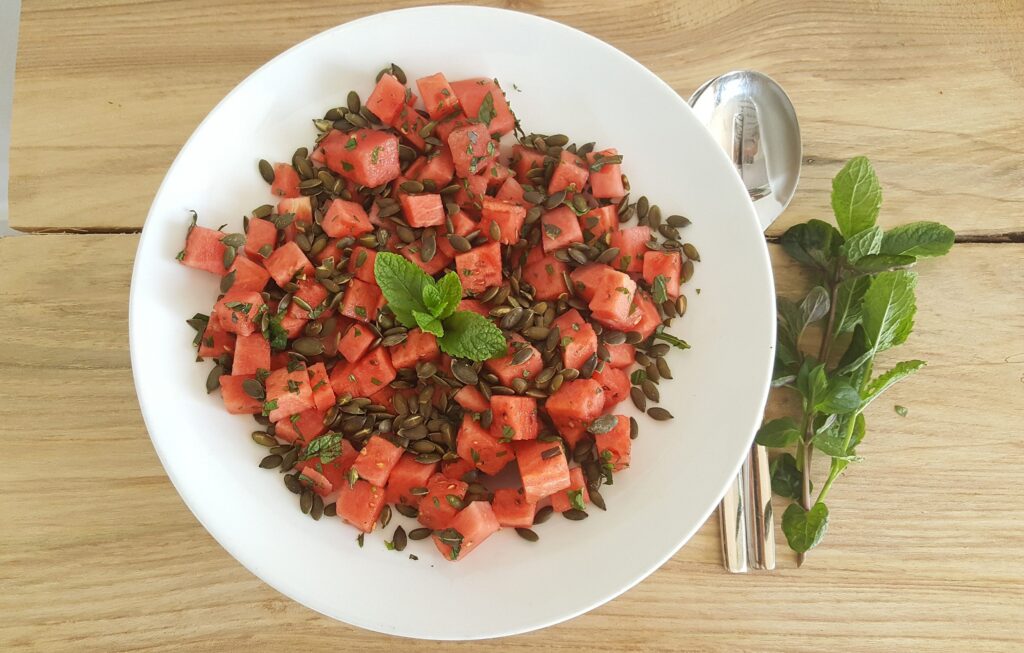 Salat med vandmelon, mynte og græskarkerner
