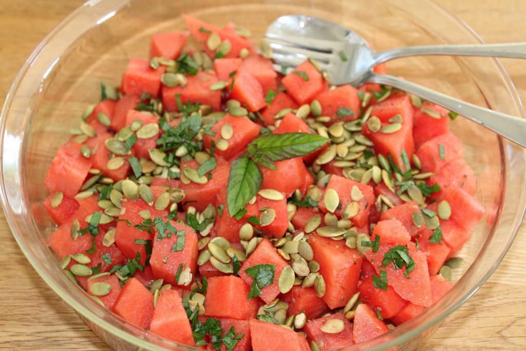 Salat med vandmelon, mynte og græskarkerner