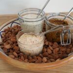 Smørelse: smør med chili og chokolade, purløgsmayo og pesto med soltørrede tomater og saltmandler.