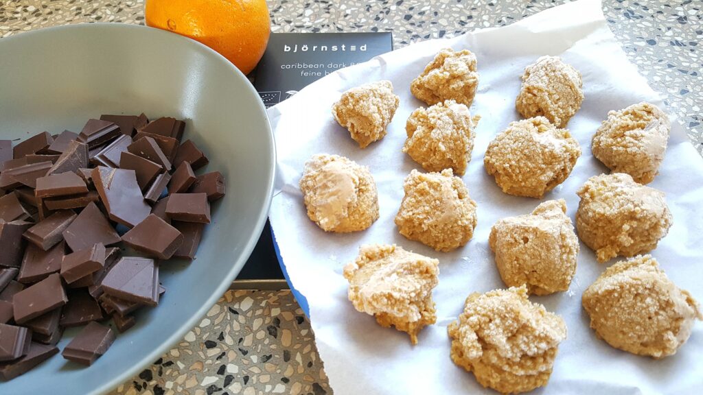 Appelsin-daddel-kikærte-iskugler