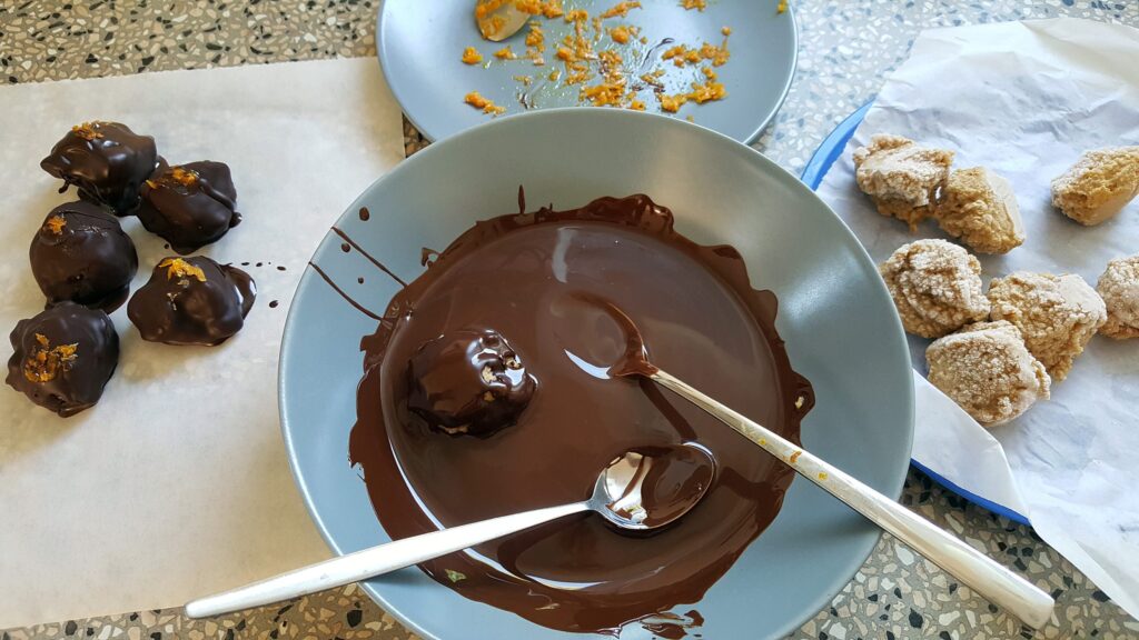 Appelsin-daddel-kikærte-iskugler