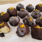 Kikærte-daddel-appelsin-iskugler