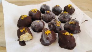 Kikærte-daddel-appelsin-iskugler