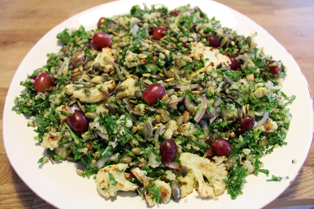 Salat med blomkål, grønkål og quinoa