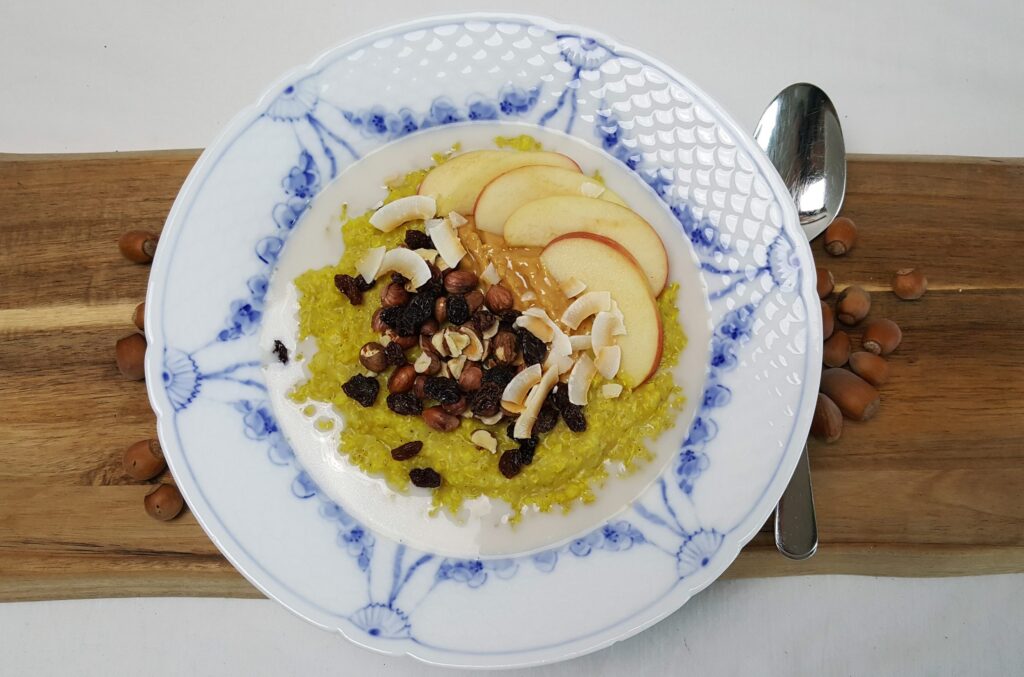 Gylden grød af hirse og quinoa