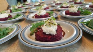 Rødbedetatar med peberodscreme