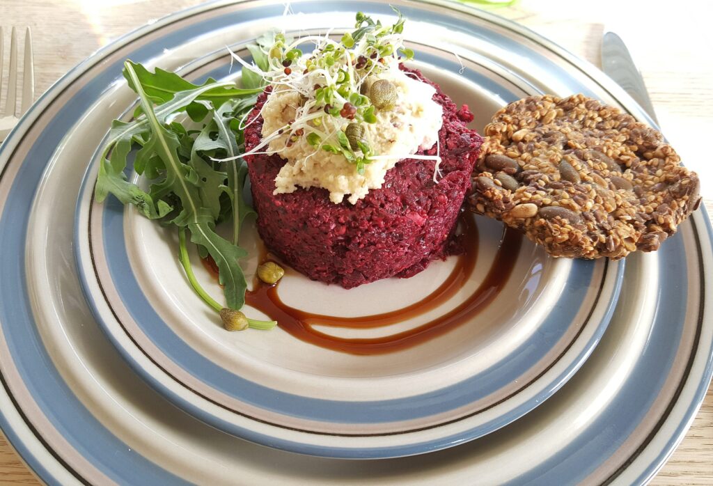 Rødbedetatar med peberodscreme