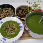 Broccoli-spinatsuppe med nøddetopping og grøntsagsfritter